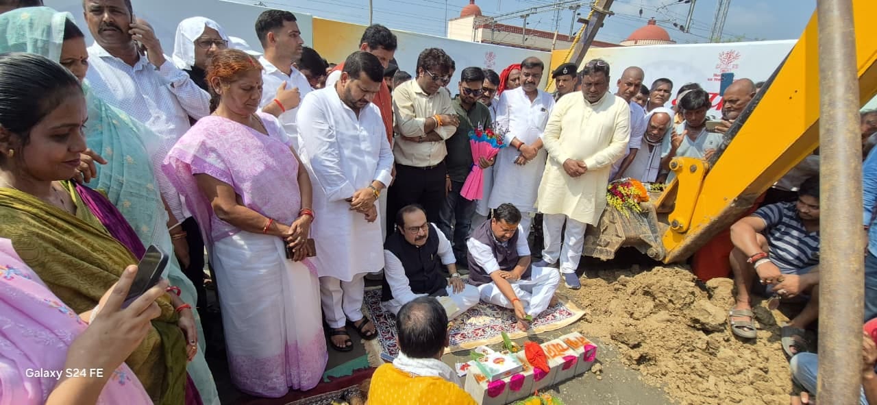 पथ निर्माण मंत्री नितिन नवीन और नवादा सांसद विवेक ठाकुर ने संयुक्त रूप से भूमि पूजन करते हुए।