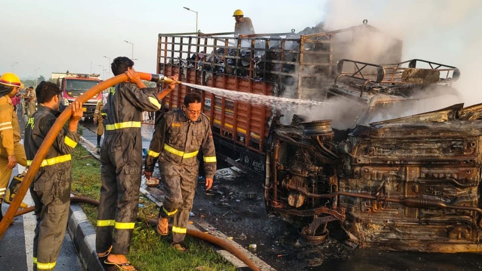 Big Road Accident in Aligarh five people including four friends burnt alive