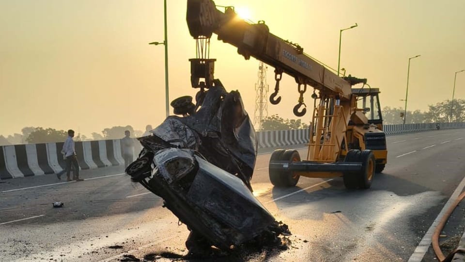 Big Road Accident in Aligarh five people including four friends burnt alive
