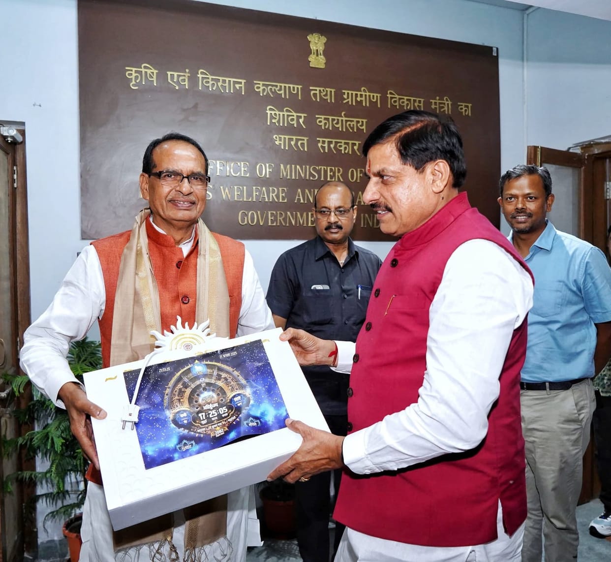 MP News: CM Dr. Yadav meets Union Minister Shivraj Singh Chouhan in Delhi, presents him with Vedic clock