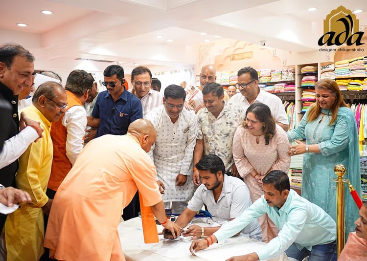 Up: Cm Yogi Went From Shop To Shop To Understand The Gst Changes, Tried His Hand At Chikankari. – Amar Ujala Hindi News Live