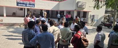 थाने में शिकायत करने पहुंचे बैंककर्मी।