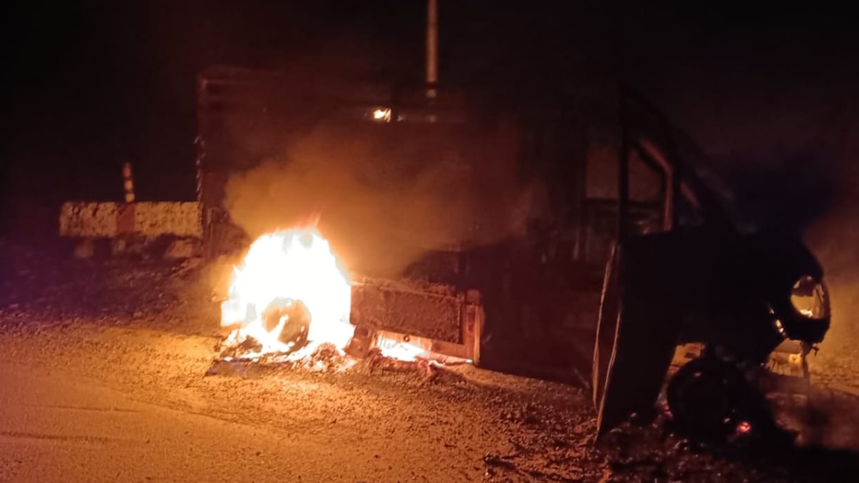 Tempo caught fire on Gangotri National Highway, burning the vehicle and damaging it Uttakashi News