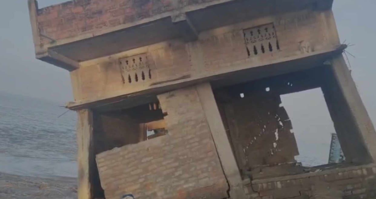 ganga river erosion vaishali five houses collapse 50 lakh loss hundreds affected