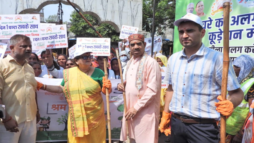 Kanpur: Mayor, MLAs sweep near Anandeshwar Temple