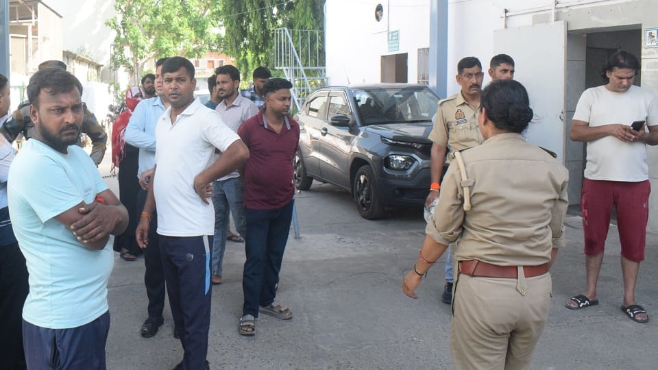 Death in front of mother: Priyanka was hit and crushed by a vehicle, mother kept crying loudly