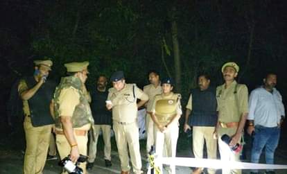 मुठभेड़ के बाद घटनास्थल पर मौजूद पुलिसकर्मी।