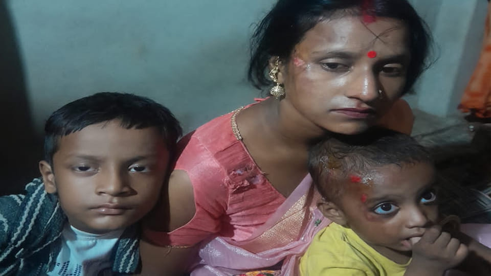 Robbers snatched a mangalsutra and fled, injuring a woman and her children after falling from their bike