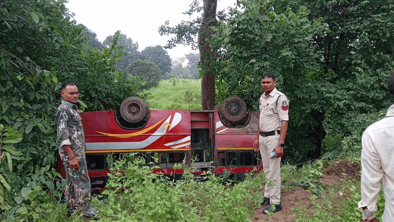 बस पलटने से हादसा