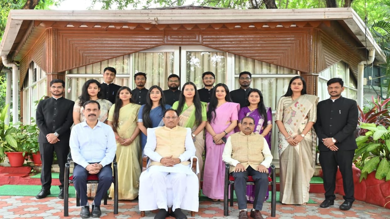 CG State Administrative Service officers met CM Vishnude sai