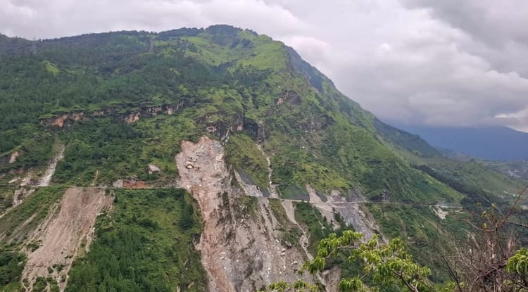 Badrinath Highway: हाइड्रोसीडिंग मल्च से रुकेगा कमेड़ा का भूस्खलन, बीजों का सहारा ले रहा एनएच
