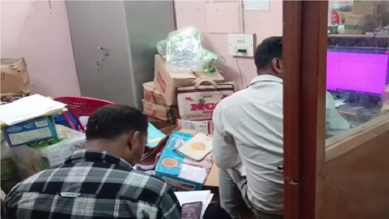 जांच करते विभाग के कर्मचारी