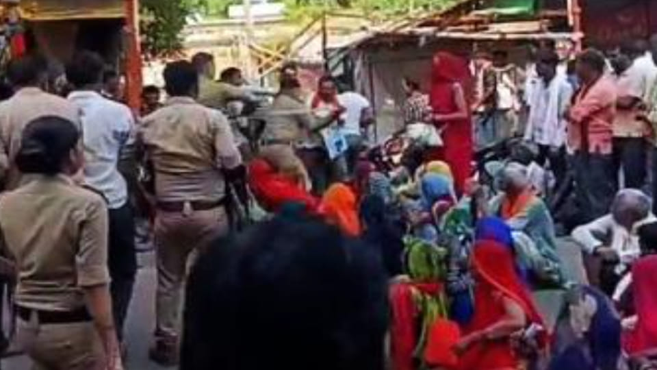 Mahoba: Police lathi-charged farmers who had blocked the highway demanding fertilizer