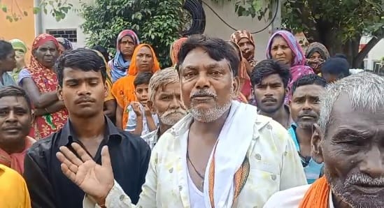 Kanpur Pandas and Doms clash at Siddhnath Ghat allege misbehavior with women surround police station