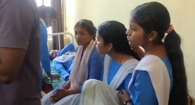 Hamirpur Accident Erickshaw full of school going students overturned seven injured three serious