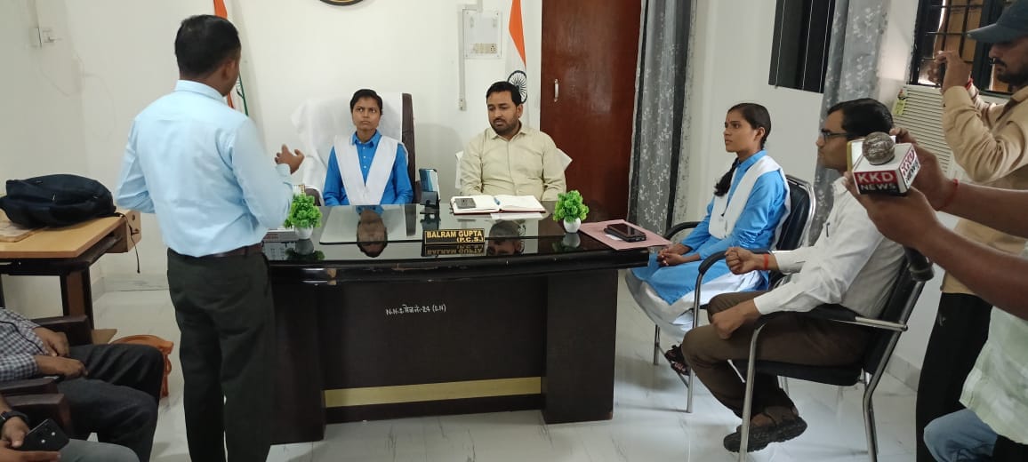 Hamirpur Under Mission Shakti in Sarila girl students became officers heard complaints in public hearing