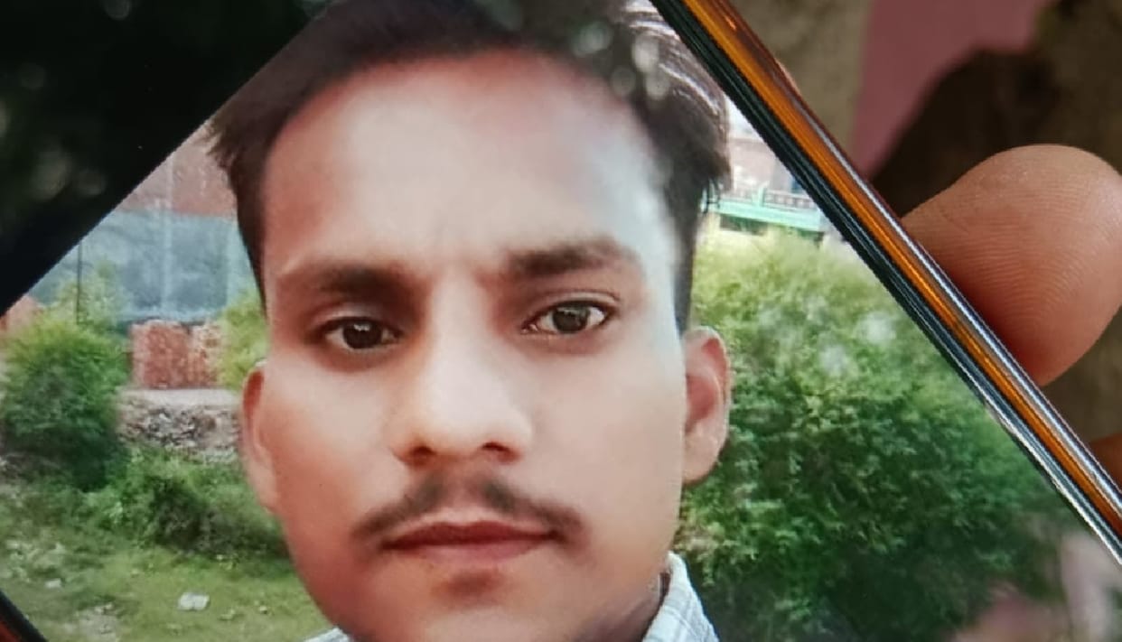 Kanpur Dead body of a youth found on an e rickshaw outside his in laws house brother alleges strangulation