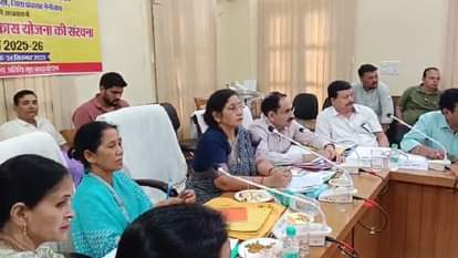 काठगोदाम सर्किट हाउस में जिला पंचायत की बोर्ड बैठक में मौजूद जिला पंचायत अध्यक्ष दीपा दरम्वाल व अन्य