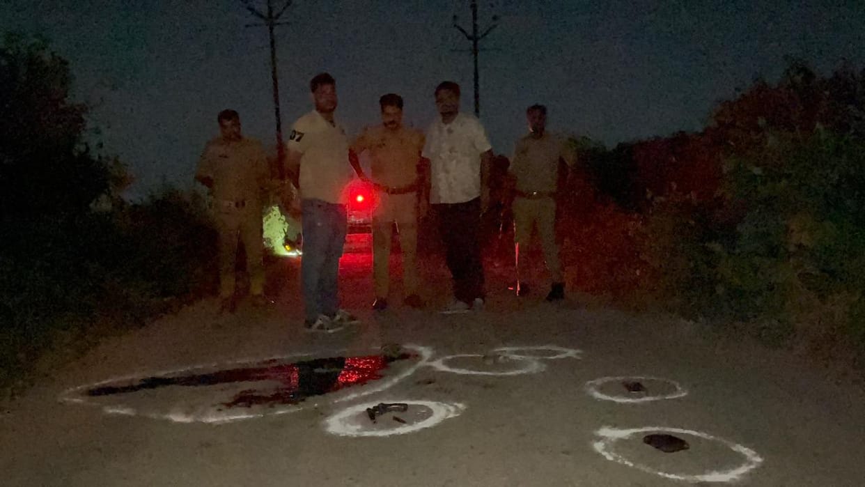 Lucknow: A criminal who robbed a cafe owner of a chain was injured in a police encounter, while his partner es
