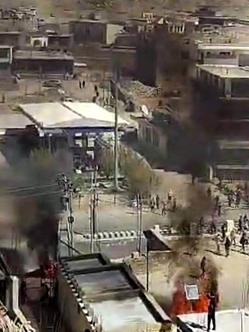 लद्दाख हिंसक प्रदर्शन, युवाओं ने भाजपा का कार्यालय फूंका...देखें तस्वीरें