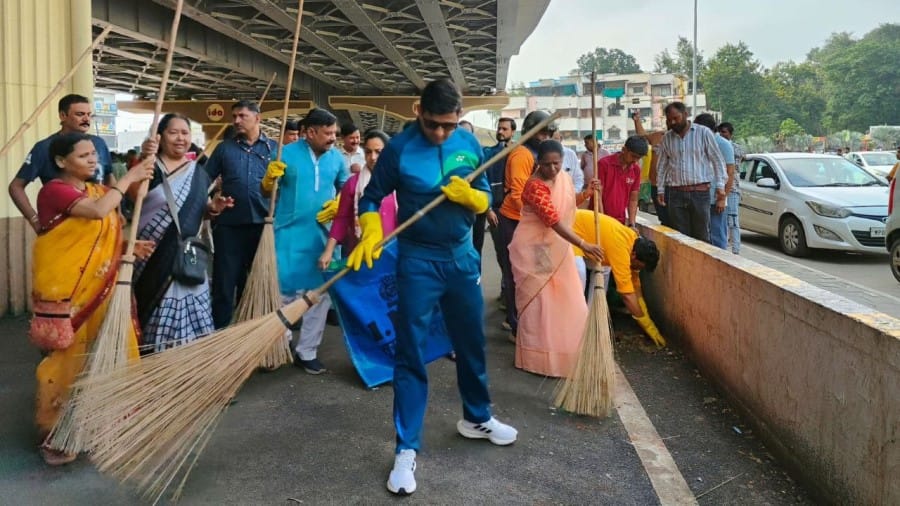 Indore news Mayor and Municipal Commissioner sweep streets