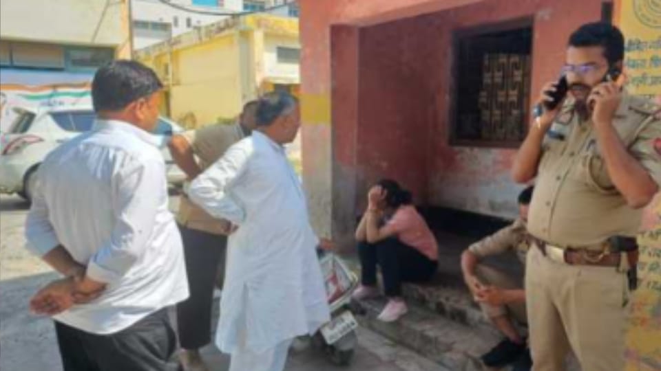 Muzaffarnagar:boy suicide after shot dead his girlfriend, castes were different; families were not agree