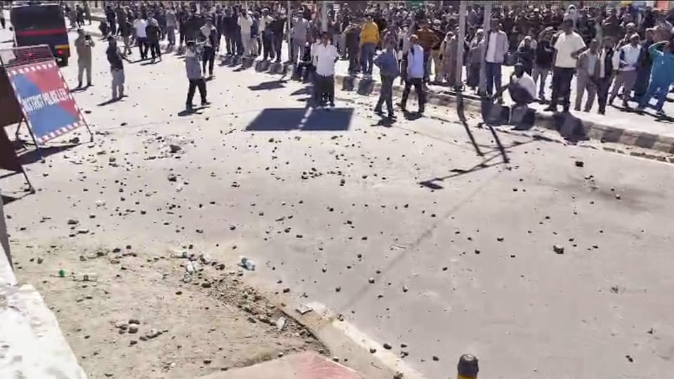 Curfew in Leh Today: Shortage of Essential Supplies Reported News in Hindi