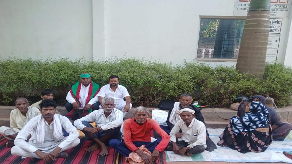 Worker’s Family Protests at Factory Gate for 17 Days in Agra Demanding Medical Treatment and Compensation