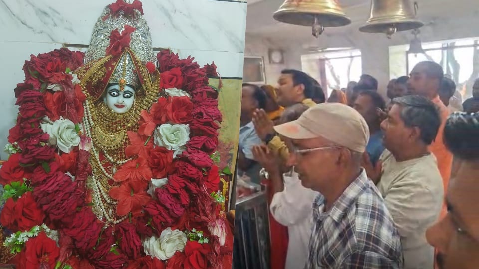 A huge crowd of devotees gathered at the Maa Mahamaya Temple in Ramanujganj