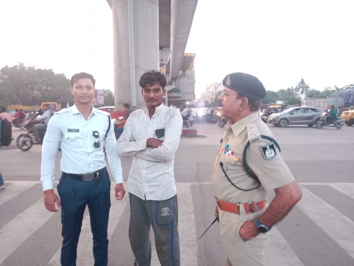 Indore: A drunk driver drove a truck to Vijay Nagar intersection in Indore; a constable chased and caught him.