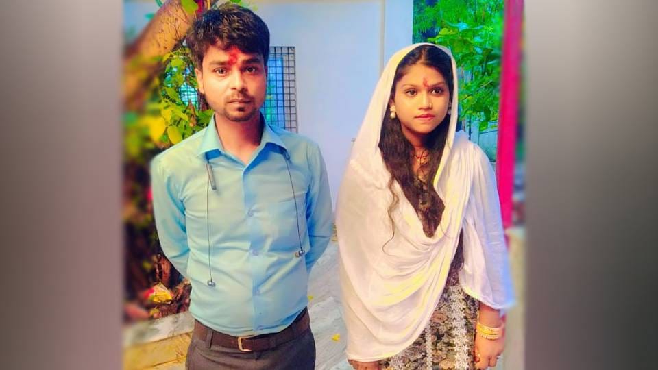 lover filled bride forehead with vermilion amidst crowd In Barabanki during rituals mandap groom watched