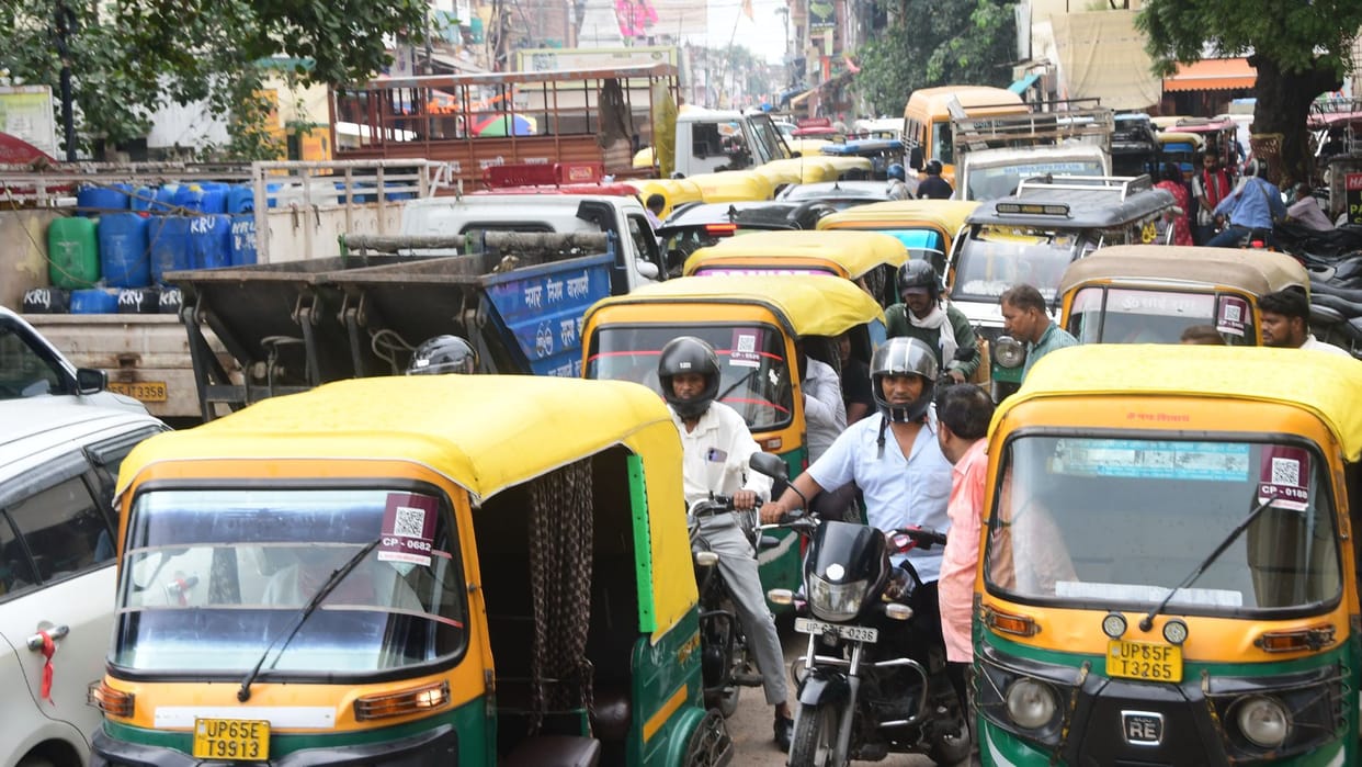 Four Intersections and 40 Police Personnel Within 50 Meters Yet Road Become Pick-and-Drop Point