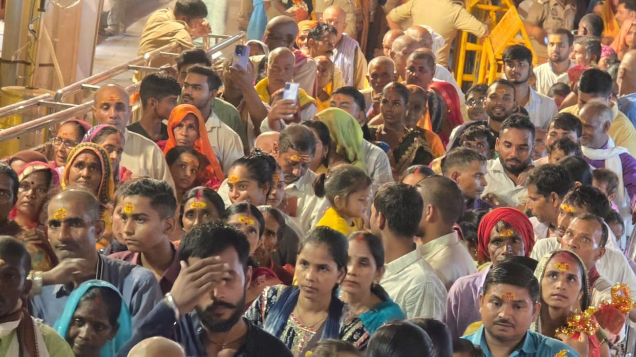 Devotees offered their prayers and paid their respects at shrine of Maa Vindhyavasini