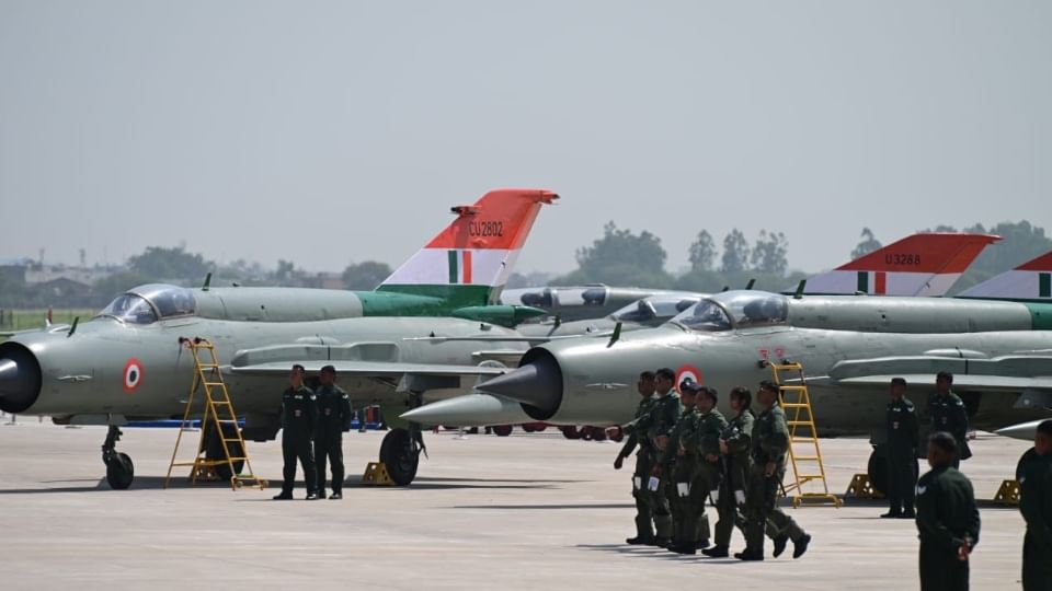 MIG 21 IAF Fighter jet retired former IAF personnel get emotional as MiG-21 takes off in Chandigarh