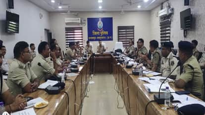To curb crime, SP Banker gave strict instructions in the review meeting for speedy disposal of pending cases.