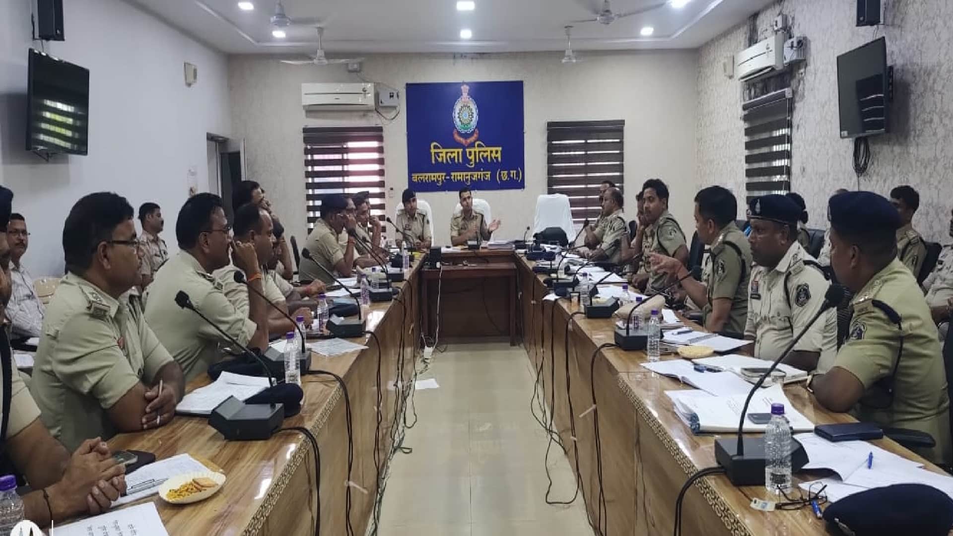 एसपी बैंकर ने समीक्षा बैठक में लंबित प्रकरणों के शीघ्र निराकरण के दिए सख्त निर्देश