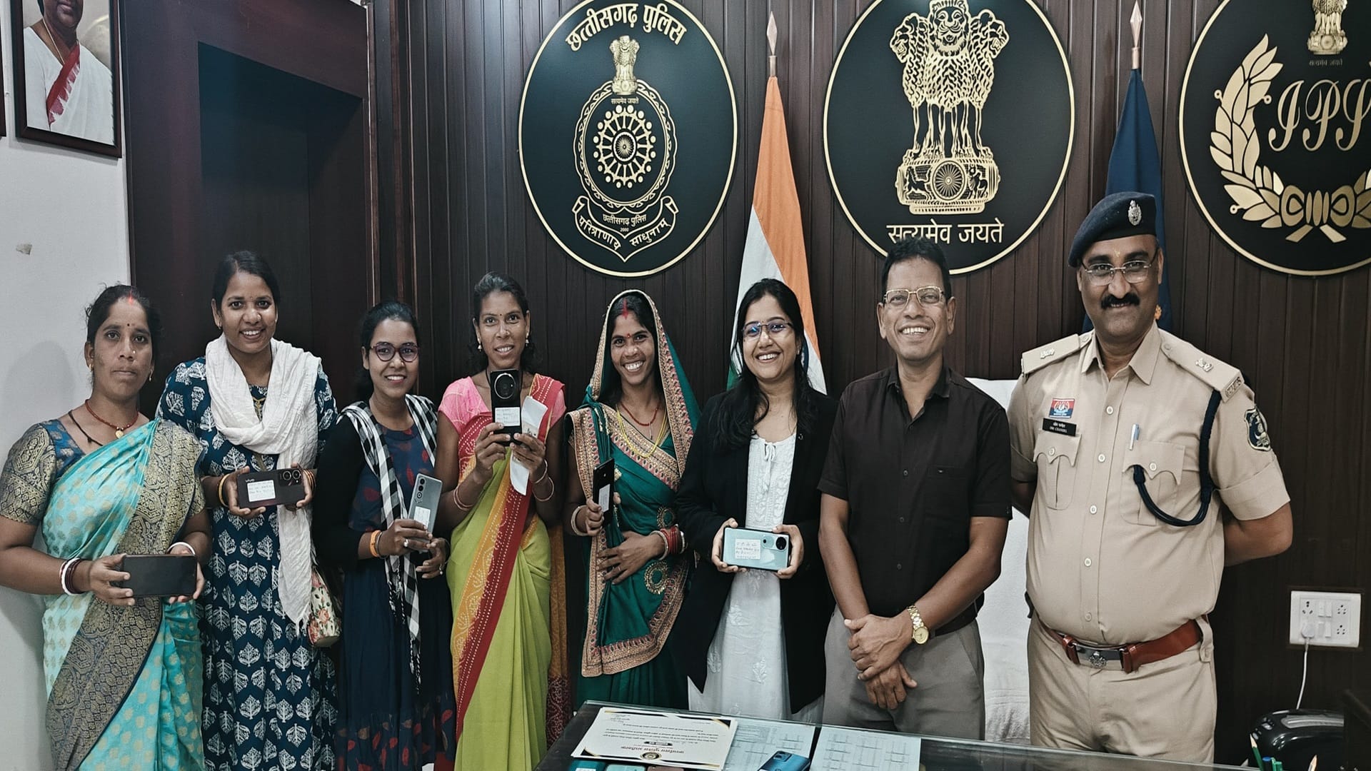 नवरात्रि पंचमी पर पुलिस ने लौटाए 51 खोए हुए मोबाइल