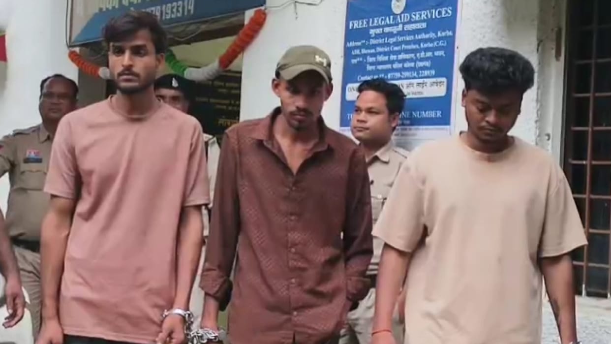 Bike-riding criminal opened fire, accused caught due to bravery of villagers, two others arrested in Korba