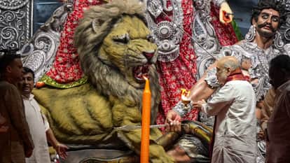 Amit Shah on inaugurated the famous Santosh Mitra Square Durga Puja pandal in Kolkata News In Hindi