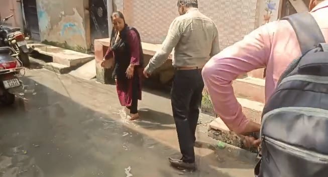 Kanpur Public anger erupts due to sewer blockage Executive Engineer faces protest councilor issues warning