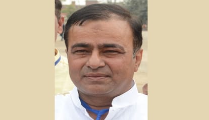 Kanpur Honorable people are unable to fill the potholes on the roads around their homes the public is upset