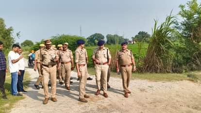 घटनास्थल पर जांच करती पुलिस