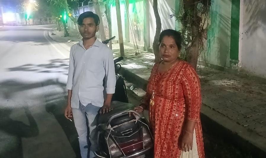 Kanpur Women robbed mercilessly robbers fled after breaking Mangalsutra robbed a woman riding a scooter