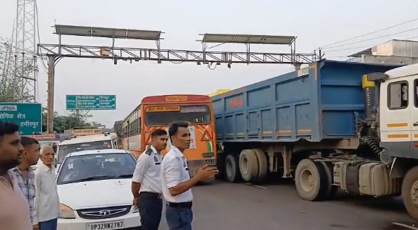 Hamirpur Heavy traffic jam on Kanpur Sagar highway traffic halted for seven hours due to collision with dumper