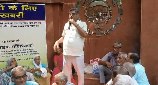 Kanpur Pensioners protested raised the demand for pension of Rs 7500 said  will fight with complete solidarity