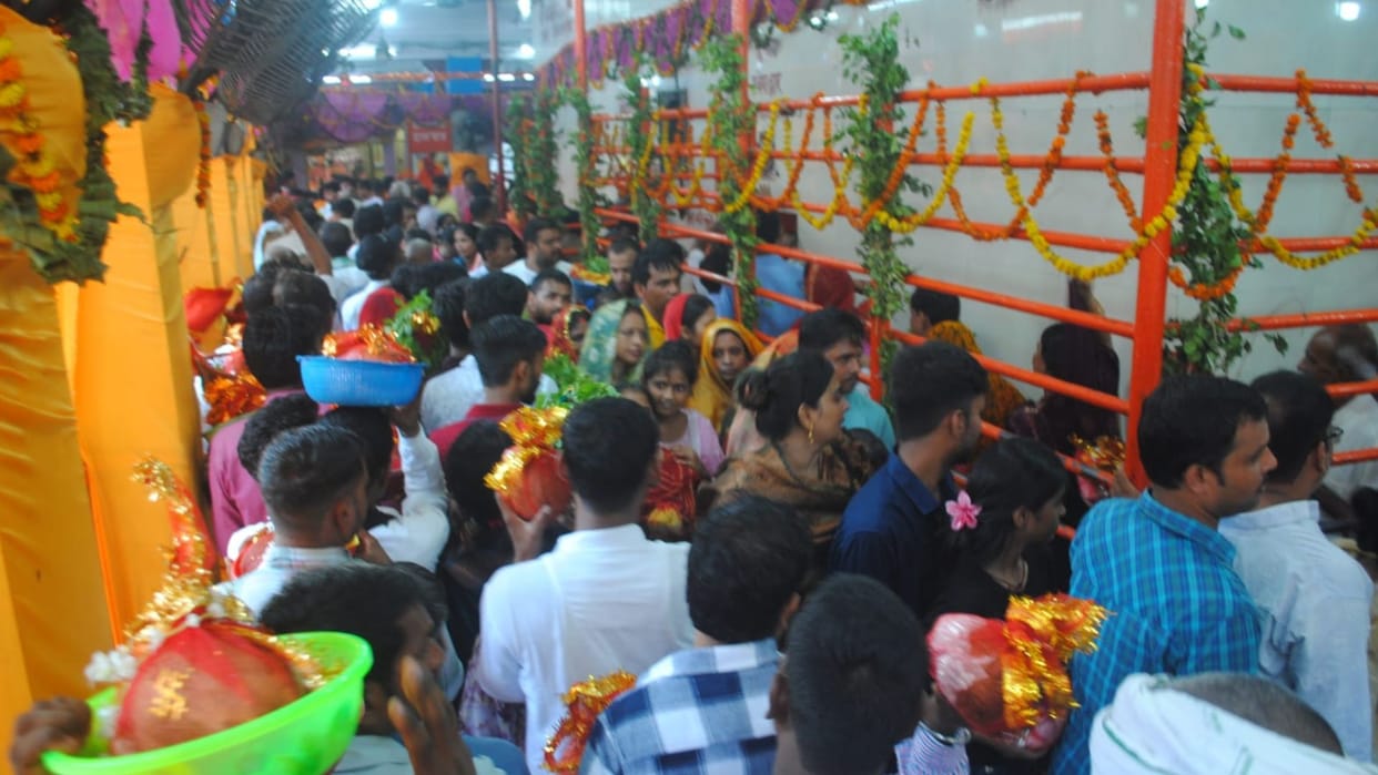 Navratri 2025 fifth day devotees visited Vindhyachal temple to pay their respects to Maa Vindhyavasini
