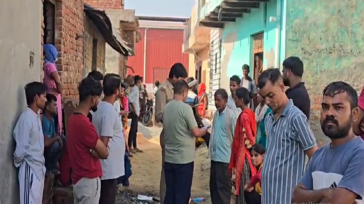 Body of a 70 year old man was found hanging in Khurja