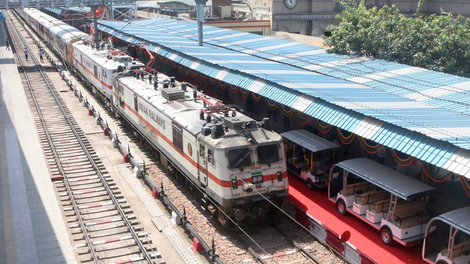 Two trains passed over broken tracks, a major accident was averted.