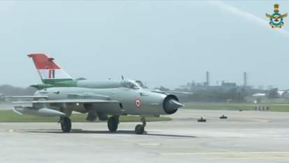 मिग 21 रनवे पर उतरे