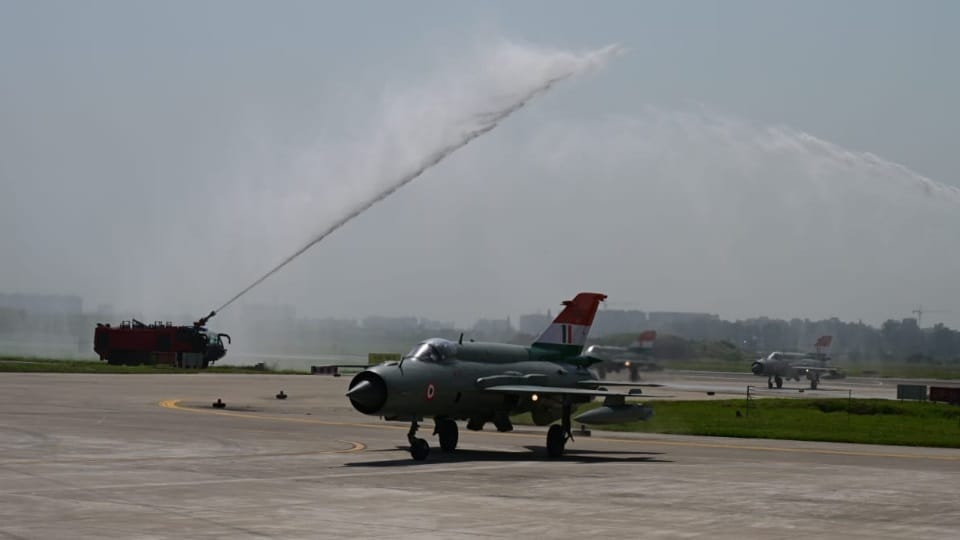 MIG 21 IAF Fighter jet retired former IAF personnel get emotional as MiG-21 takes off in Chandigarh